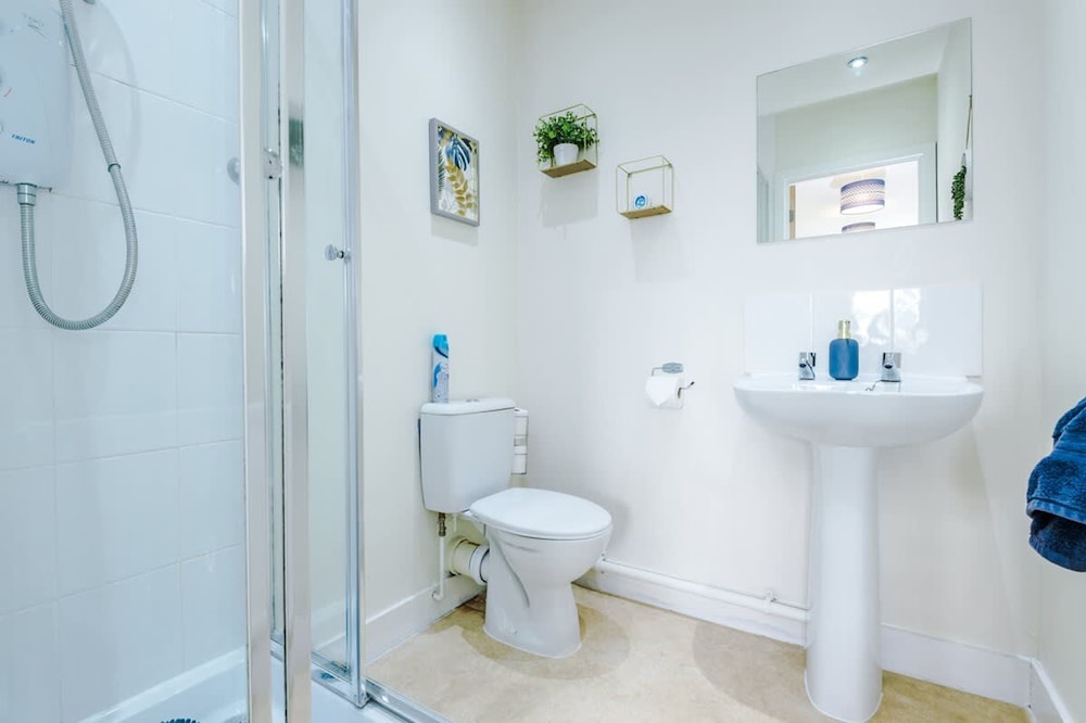 Spacious Home Ideal for Professionals Sleeps 8