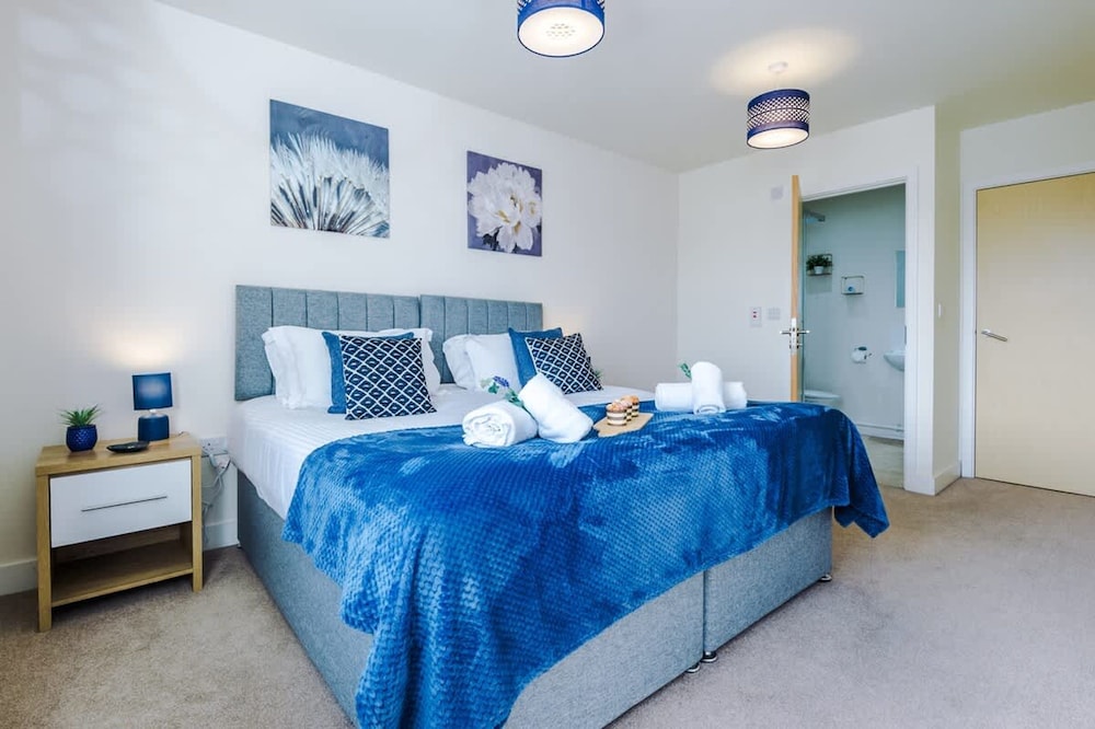 Spacious Home Ideal for Professionals Sleeps 8