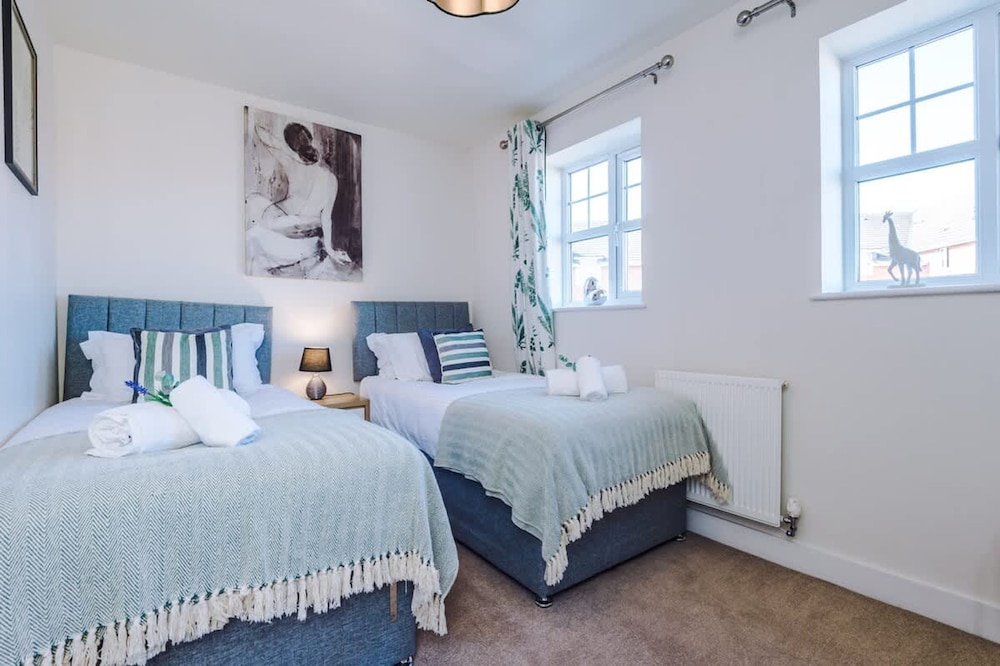 Spacious Home Ideal for Professionals Sleeps 8