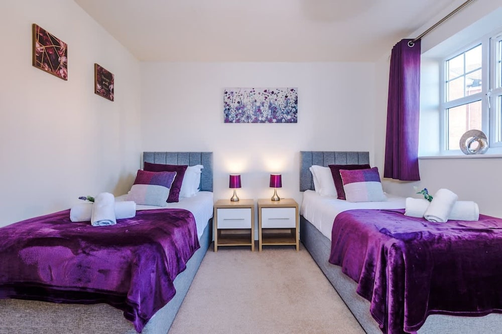 Spacious Home Ideal for Professionals Sleeps 8