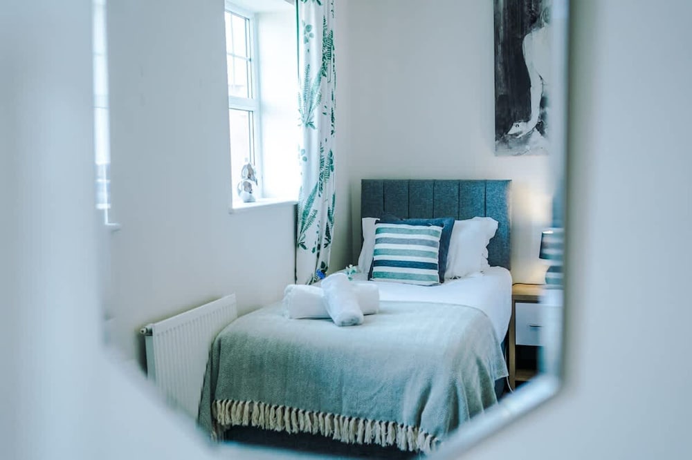 Spacious Home Ideal for Professionals Sleeps 8