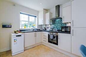 Spacious Home Ideal for Professionals Sleeps 8