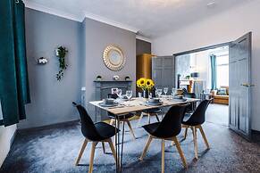 Perfect for Business Large Groups Sleeps 8