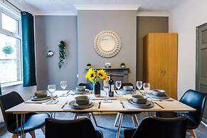 Perfect for Business Large Groups Sleeps 8