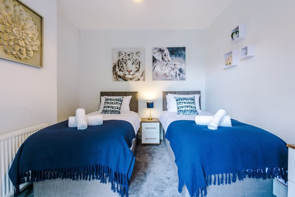 Perfect for Business Large Groups Sleeps 8