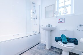 Modern House Ideal for Contractors Sleeps 8