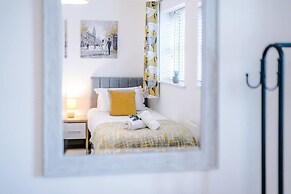 Modern House Ideal for Contractors Sleeps 8
