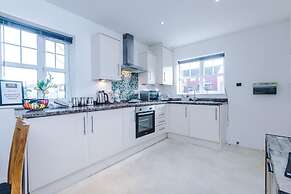 Modern House Ideal for Contractors Sleeps 8