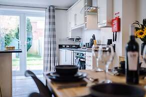 Stunning Home Perfect for Groups Free Parking