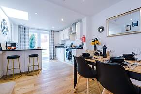 Stunning Home Perfect for Groups Free Parking