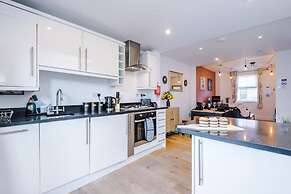 Stunning Home Perfect for Groups Free Parking