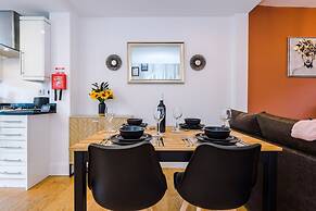 Stunning Home Perfect for Groups Free Parking