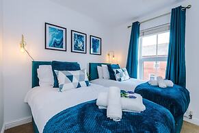 Stunning Home Perfect for Groups Free Parking