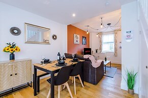 Stunning Home Perfect for Groups Free Parking