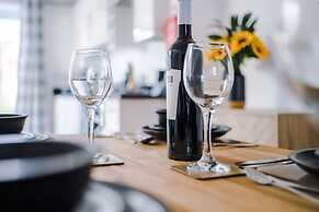 Stunning Home Perfect for Groups Free Parking