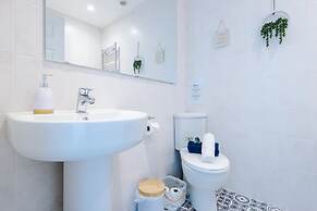 Stunning Home Perfect for Groups Free Parking