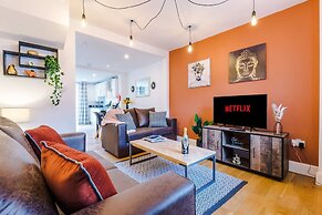 Stunning Home Perfect for Groups Free Parking