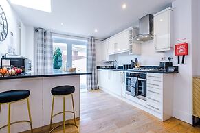 Stunning Home Perfect for Groups Free Parking