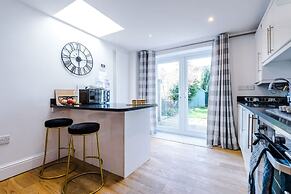 Stunning Home Perfect for Groups Free Parking