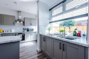 Pristine Home With Parking Ideal for Contractors