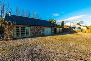 Luxurious Private Home w Hot Tub Log Burner