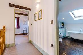 Luxurious Private Home w Hot Tub Log Burner