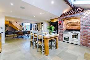 Luxurious Private Home w Hot Tub Log Burner
