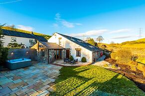 Luxurious Private Home w Hot Tub Log Burner