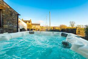 Luxurious Private Home w Hot Tub Log Burner