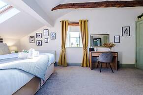 Luxurious Private Home w Hot Tub Log Burner