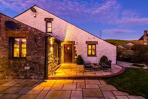 Luxurious Private Home w Hot Tub Log Burner