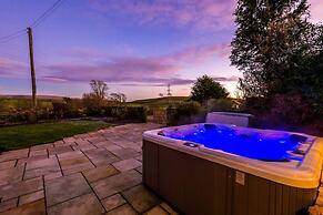 Luxurious Private Home w Hot Tub Log Burner