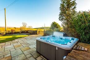 Luxurious Private Home w Hot Tub Log Burner