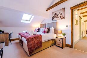 Luxurious Private Home w Hot Tub Log Burner