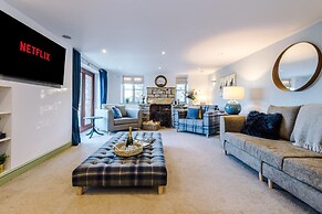 Luxurious Private Home w Hot Tub Log Burner