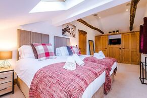 Luxurious Private Home w Hot Tub Log Burner