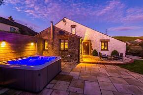 Luxurious Private Home w Hot Tub Log Burner
