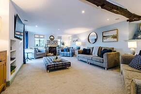 Luxurious Private Home w Hot Tub Log Burner