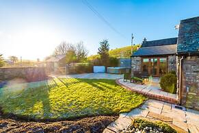 Luxurious Private Home w Hot Tub Log Burner