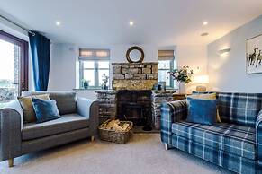 Luxurious Private Home w Hot Tub Log Burner