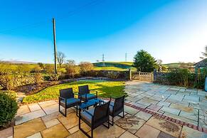 Luxurious Private Home w Hot Tub Log Burner
