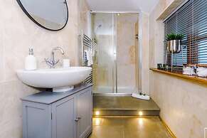 Luxurious Private Home w Hot Tub Log Burner