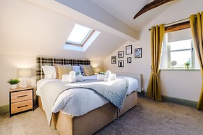 Luxurious Private Home w Hot Tub Log Burner
