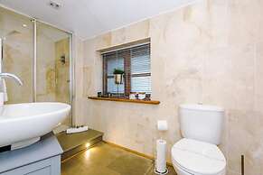 Luxurious Private Home w Hot Tub Log Burner