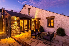 Luxurious Private Home w Hot Tub Log Burner
