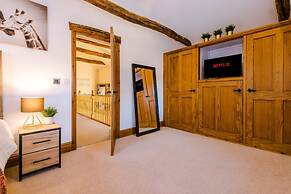 Luxurious Private Home w Hot Tub Log Burner