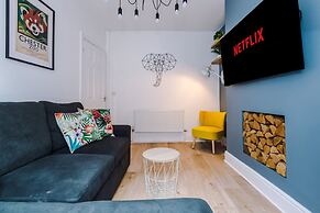 Stylish Spacious Home Great Location Sleeps 6