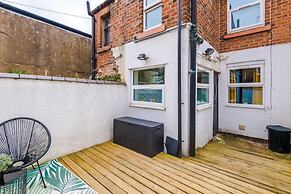 Stylish Spacious Home Great Location Sleeps 6