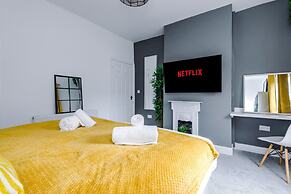 Stylish Spacious Home Great Location Sleeps 6