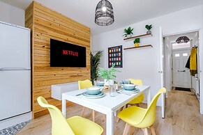 Stylish Spacious Home Great Location Sleeps 6